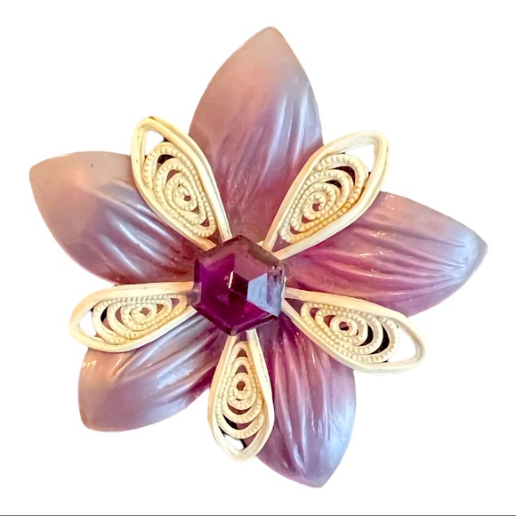 Vintage Jewelry - VINTAGE ACRYLIC/METAL FLOWER BROOCH WITH CENTER CRYSTAL